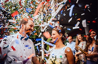 Filmowanie wrocław film ze ślubu goście weselni para młoda z confetti