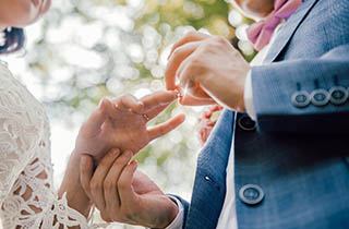 Video ślubne Wrocław Zdjęcia ślubne para młoda z obrączką w plenerze przy drzewie