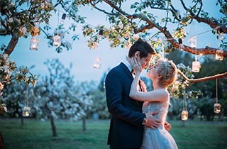 Zdjęcia ślubne Fotograf na wesele sesja w plenerze młodzi na zdjęciu ze świecami