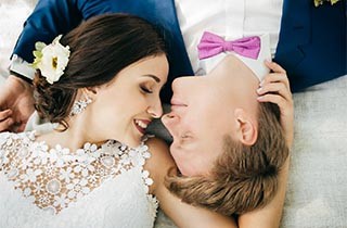 Kamerzysta na wesele Fotografia ślubna Wrocław młoda para sesja plenerowa w trawie na kocu