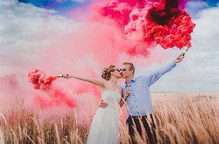 Wideofilmowanie Wrocław Młoda para sesja plenerowa na polu zdjęcia ślubne