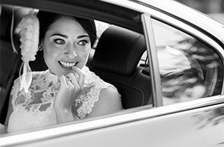 Fotografia ślubna Wrocław Panna młoda zdjęcie przed ślubem w aucie przed kościołem